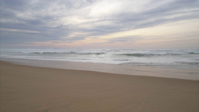 Sand beach at the Atlantic Ocean Cote d´银near the Vieux-Boucau-les-Bains村。法国，欧洲，大西洋。视频素材