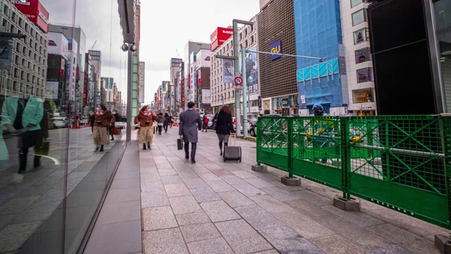 4K时间推移-放大步行者从商店镜子反射购物-银座东京日本视频素材