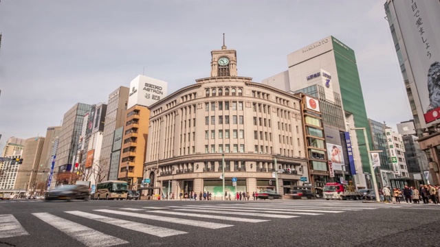 4K时间推移-放大在行人十字路口前的旧建筑中心银座-日本东京视频素材