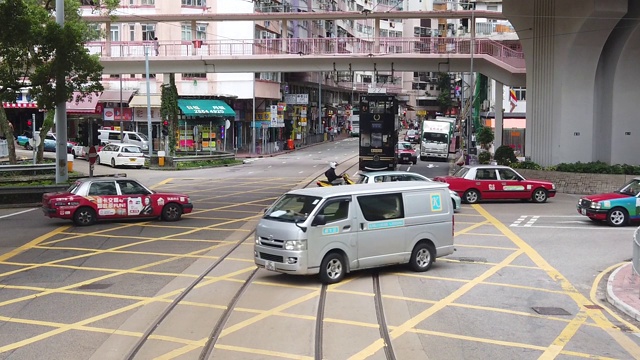 从双层缆车上观看香港街景的慢镜头。视频素材