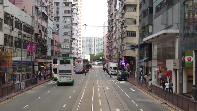 从双层缆车上观看香港街景的慢镜头。视频素材