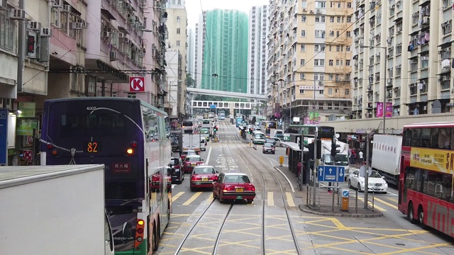 从双层缆车上观看香港街景的慢镜头。视频素材