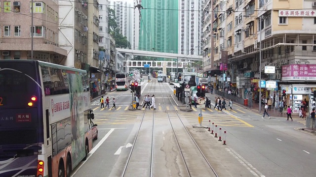 从双层缆车上观看香港街景的慢镜头。视频素材