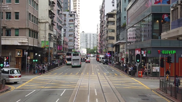 从双层缆车上观看香港街景的慢镜头。视频素材