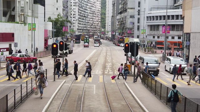 从双层缆车上观看香港街景的慢镜头。视频素材