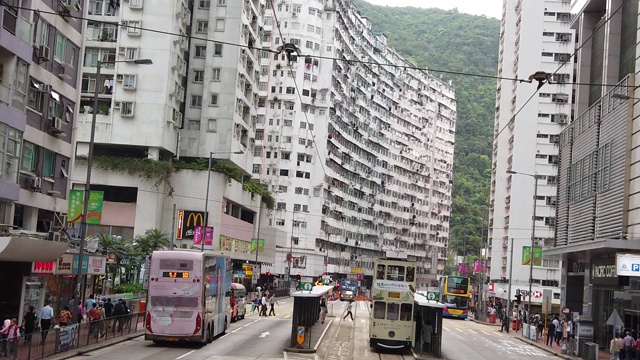 从双层缆车上观看香港街景的慢镜头。视频素材