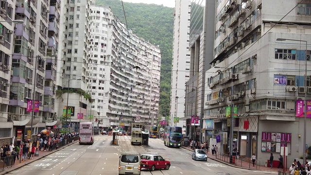 从双层缆车上观看香港街景的慢镜头。视频素材