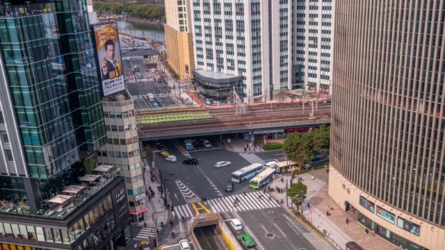 4K时间推移-放大汽车运输在十字路口与火车和建筑-东京银座日本视频素材