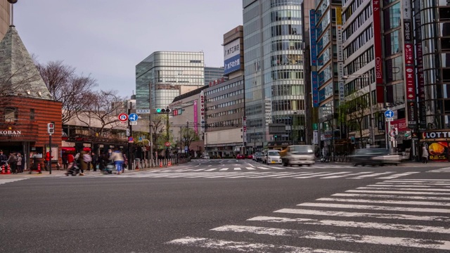 4K时间推移-缩小交通在十字路口与人行横道斑马线-银座日本视频素材