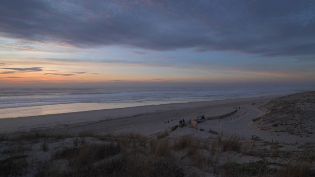 日落还有Sand beach at the Atlantic Ocean Cote d´银near the Vieux-Boucau-les-Bains村。法国，欧洲，大西洋。视频素材