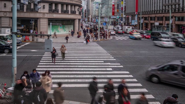 4K时间延时-缩小人行横道斑马线顶视图银座地区-日本东京视频素材