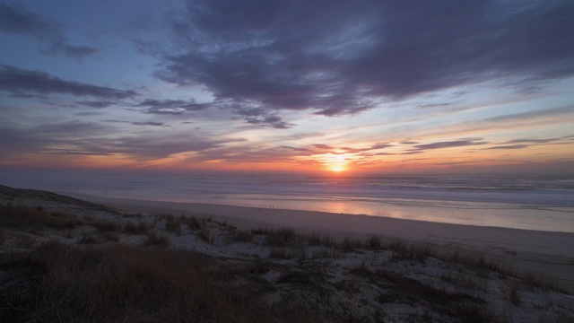 日落还有Sand beach at the Atlantic Ocean Cote d´银near the Vieux-Boucau-les-Bains村。法国，欧洲，大西洋。视频素材