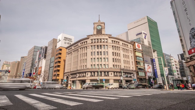 4K时间推移-缩小行人十字路口前的旧建筑中心银座-日本东京视频素材