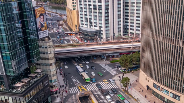 4K时间推移-缩小在十字路口的汽车运输与火车和建筑-日本东京银座视频素材