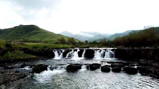 美丽的河流流过大山的山麓视频素材