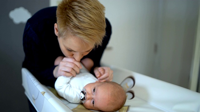 怀里抱着新生婴儿的漂亮女人视频素材