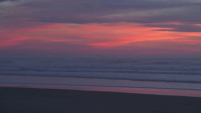 日落还有Sand beach at the Atlantic Ocean Cote d´银near the Vieux-Boucau-les-Bains村。法国，欧洲，大西洋。视频素材