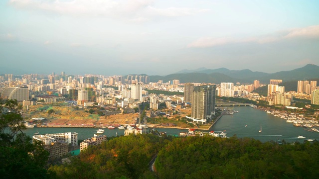 度假村和酒店的全景沿着美丽的海湾蓝色的中国南海水域视频素材