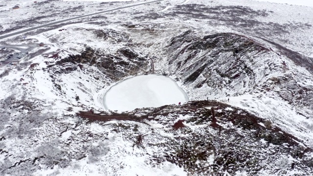 从空中俯瞰冰岛金色圆圈上的克里德火山口视频素材