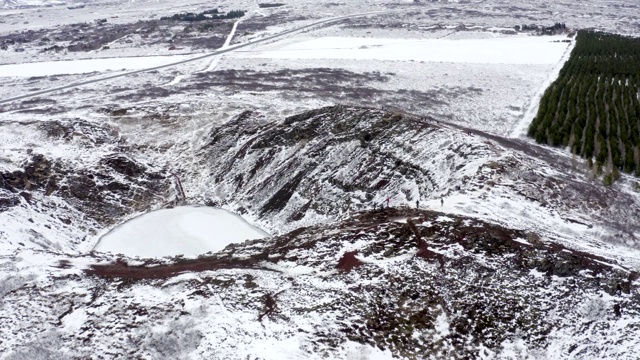 从空中俯瞰冰岛的克里德火山口视频素材