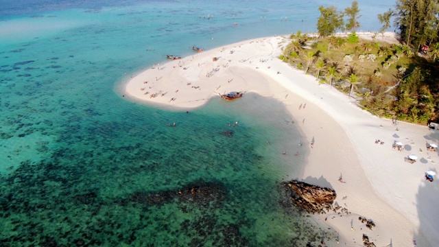 翠绿的热带海洋，里皮岛的白色沙滩视频素材