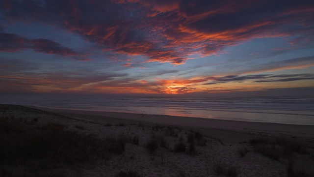 日落还有Sand beach at the Atlantic Ocean Cote d´银near the Vieux-Boucau-les-Bains村。法国，欧洲，大西洋。视频素材