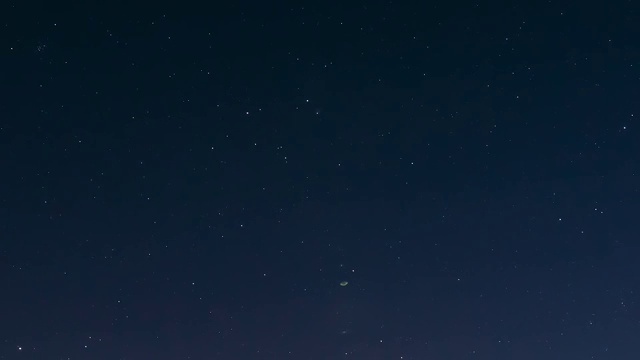 夜晚星空背景。自然发光的星星夜景视频素材