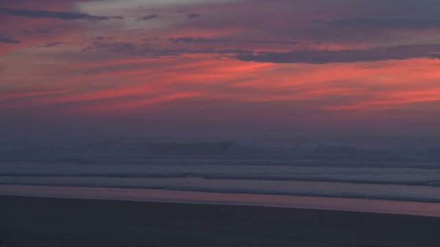 日落还有Sand beach at the Atlantic Ocean Cote d´银near the Vieux-Boucau-les-Bains村。法国，欧洲，大西洋。视频素材