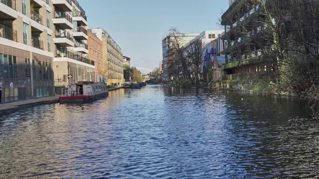 摄政运河(The Regents Canal)在老街(Old Street)附近穿过东伦敦(East London)。视频素材