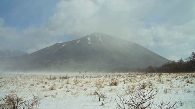 暴风雪和mt.nantai视频素材