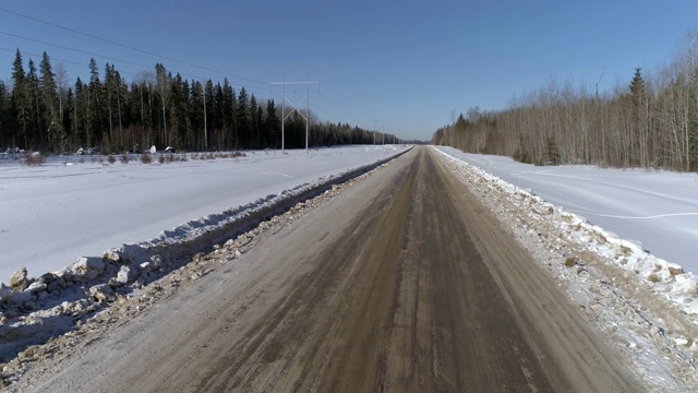 冬季工业道路与卡车交通。视频素材