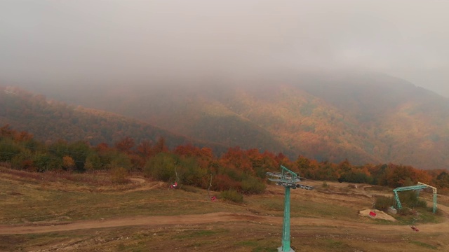 喀尔巴阡山脉的秋天。升降椅视频素材