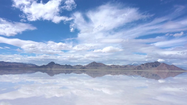 博纳维尔盐滩上的云朵在水中反射的观点视频素材