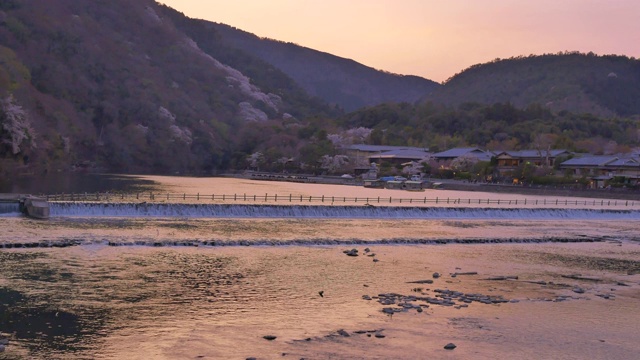 京都岚山的直津京桥景观视频素材