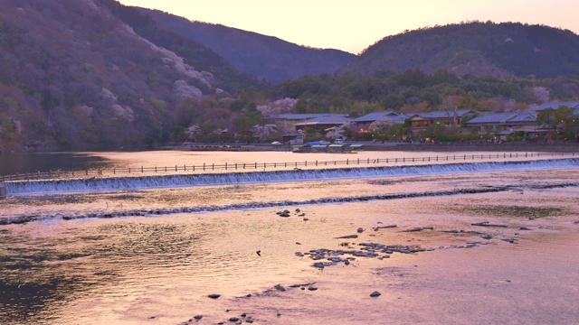 京都岚山的直津京桥景观视频素材