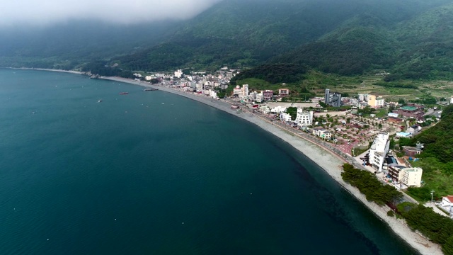 Hak-dong Mongdol海滩(卵石海滩)和村庄在Geoje视频素材