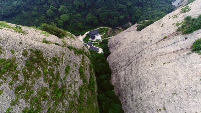 观巨大的巨石和寺庙在树林，麦三省公园，济南枪视频素材