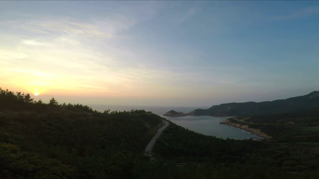 石南的日出景象，海浪翻滚成心形的海滩视频素材