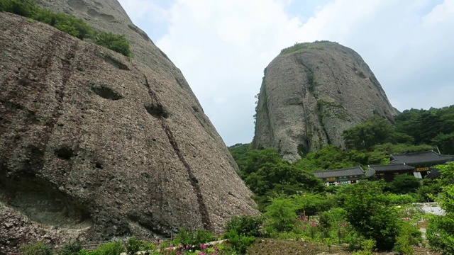 观巨大的巨石和寺庙在树林，麦三省公园，济南枪视频素材