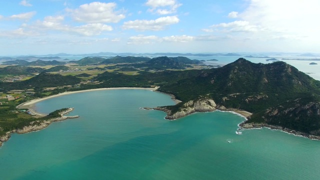 海浪翻滚到石南的石木海滩视频素材