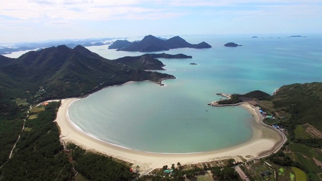 海浪翻滚到石南的石木海滩视频素材