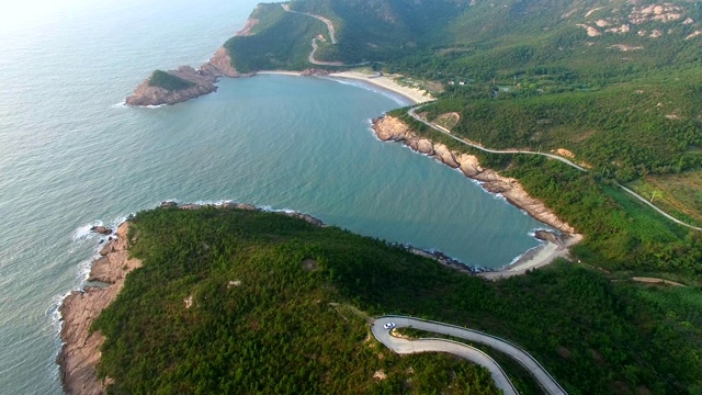 石南的海浪翻滚成心形沙滩视频素材