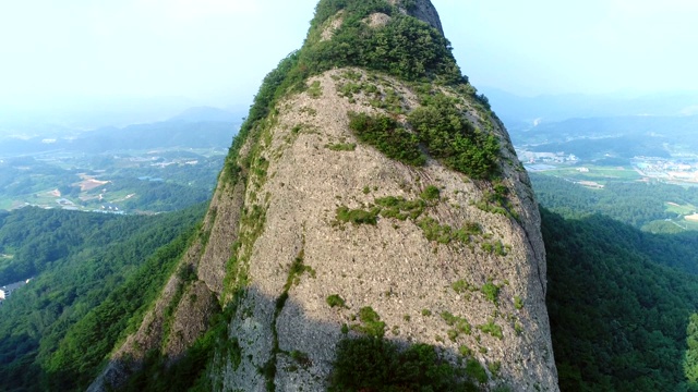 一个巨大的圆石在麦三省公园，济南枪视频素材