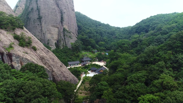 观巨大的巨石和寺庙在树林，麦三省公园，济南枪视频素材