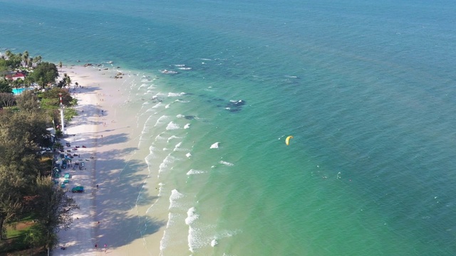 海滩鸟瞰图和度假的游客视频素材