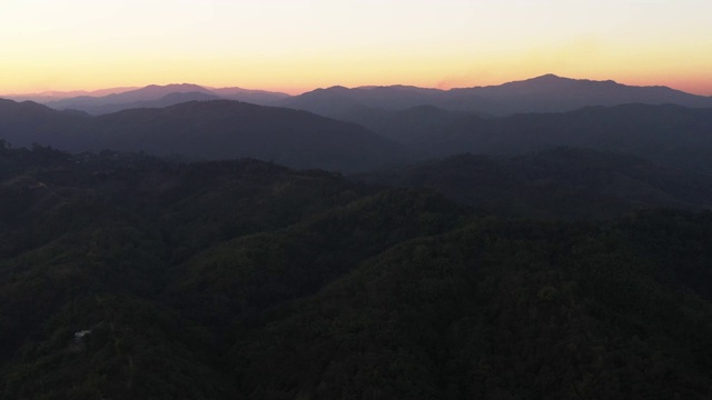 鸟瞰日出时的高山和森林视频素材