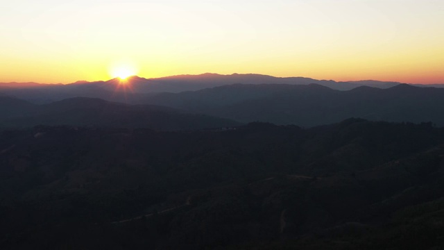 鸟瞰日出时的高山和森林视频素材