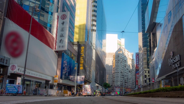 在香港铜锣湾的行人与历史电车的背景视频素材