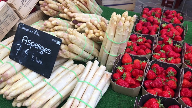 法国索穆尔的食品市场上的芦笋和草莓视频素材