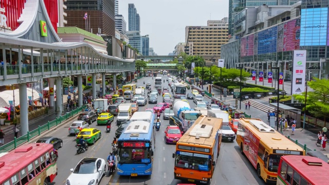 时间流逝:曼谷Ratchaprasong路上的空中步道和拥挤的交通。视频素材